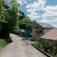 神戸市灘区六甲山町の売買物件/アクセスの道路こちらからアプローチを通って玄関へ