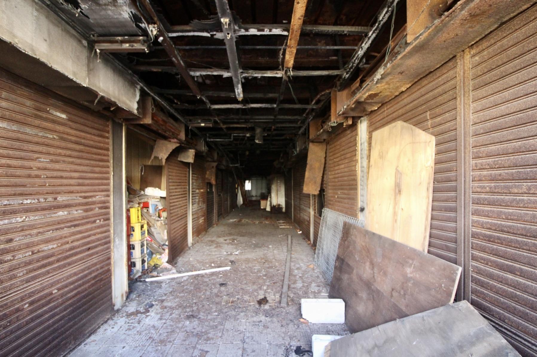 神戸市垂水区塩屋町の売買物件/天井も抜け落ち、時が止まったような元々市場だったような1階
