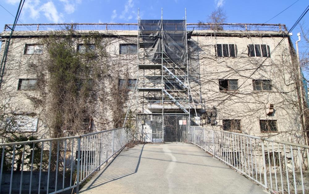神戸市垂水区塩屋町の売買物件/住民の寄付によって補修されたという、建物入口の橋。