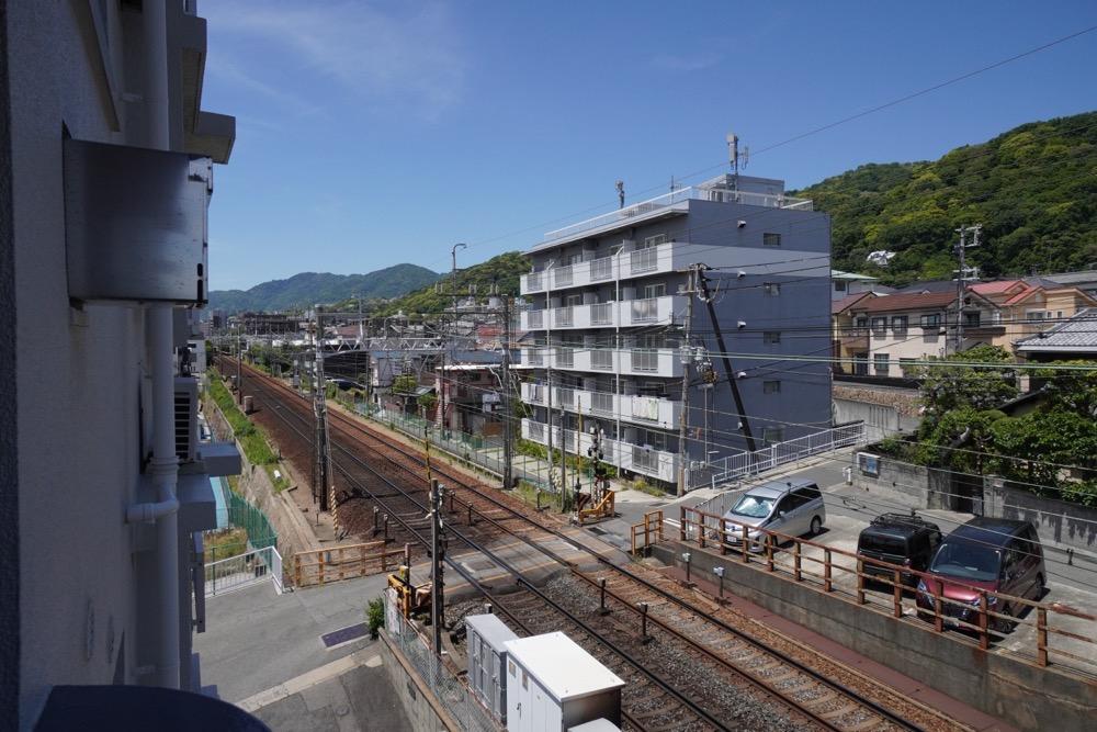 神戸市東灘区本山北町の売買物件/北側は線路を挟んで山が近くに見える。