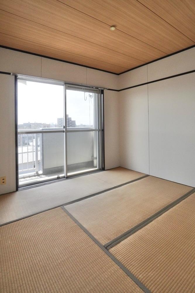 神戸市東灘区本山北町の売買物件/こちらの和室からもバルコニーに出れる。