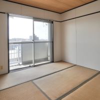 神戸市東灘区本山北町の売買物件/こちらの和室からもバルコニーに出れる。