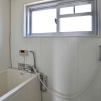 神戸市東灘区本山北町の売買物件/レトロな浴室。
