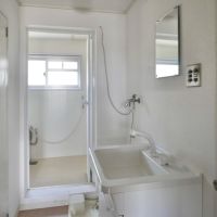 神戸市東灘区本山北町の売買物件/トイレ、洗面所、風呂はコンパクトにまとまっています。