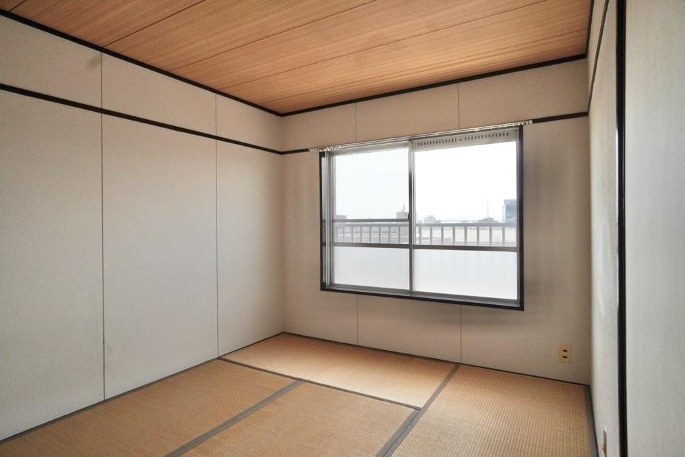 神戸市東灘区本山北町の売買物件/洋室を通ってもう一つ和室。