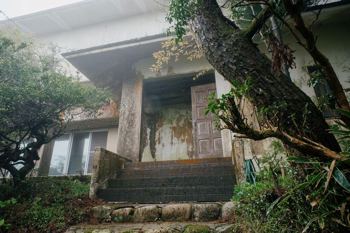 神戸市灘区六甲山町北六甲の売買物件/霧の中佇む重厚な玄関扉