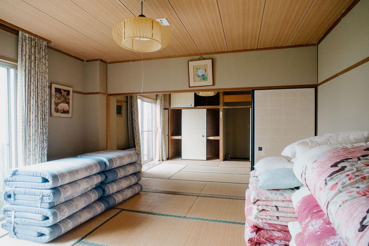 神戸市灘区六甲山町北六甲の売買物件/大部屋、布団がきっちりと整理されて