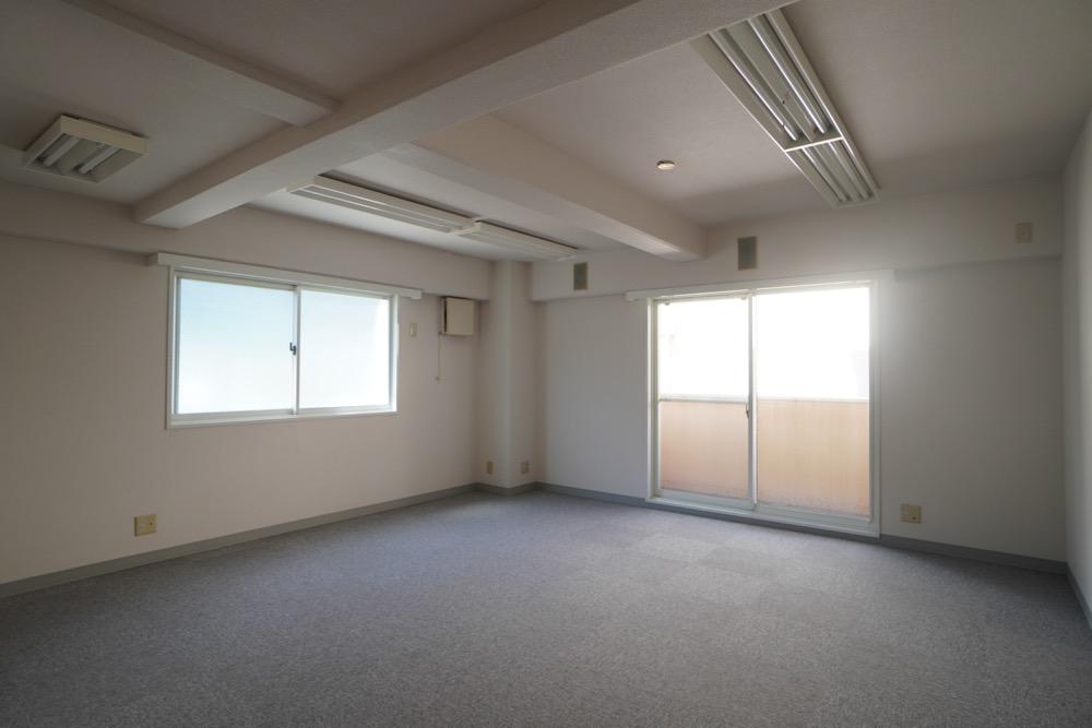 神戸市中央区北野町の賃貸物件/カーペット敷きの事務所利用向きの室内。