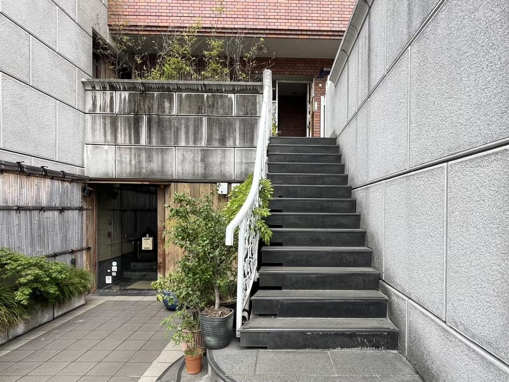 神戸市中央区北野町の賃貸物件/階段を少し上がった先にエレベーターがあります。