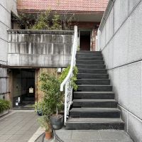 神戸市中央区北野町の賃貸物件/階段を少し上がった先にエレベーターがあります。