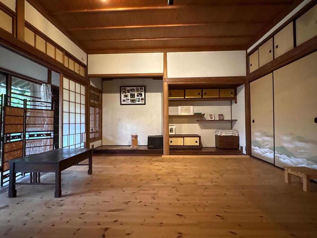 淡路市白山の売買物件/無垢床の洋室