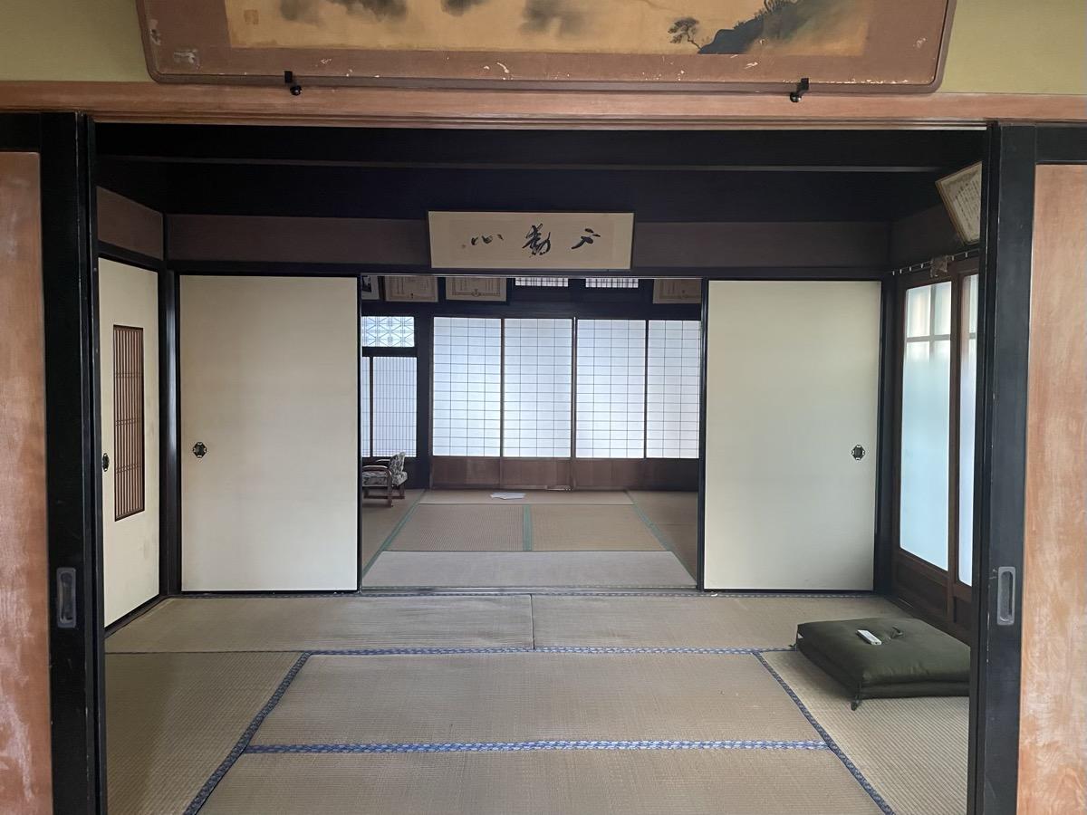姫路市大塩町の売買物件/玄関からの北側に続く和室二間