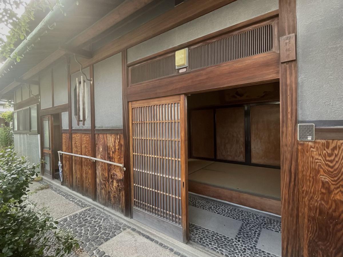 姫路市大塩町の売買物件/この格子扉と杉板がいい味