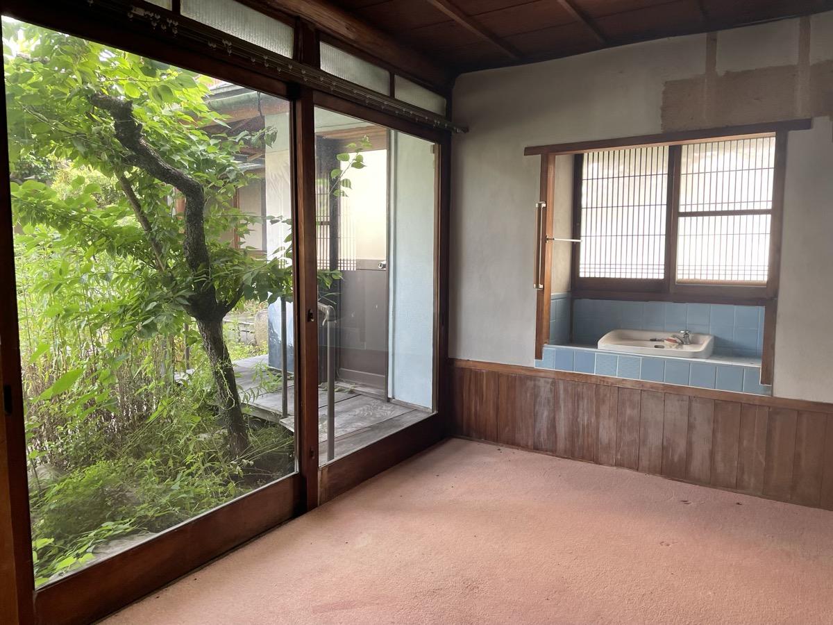 姫路市大塩町の売買物件/キッチン横洋室の大きな木製建具もキュート