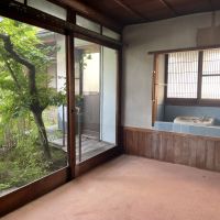 姫路市大塩町の売買物件/キッチン横洋室の大きな木製建具もキュート