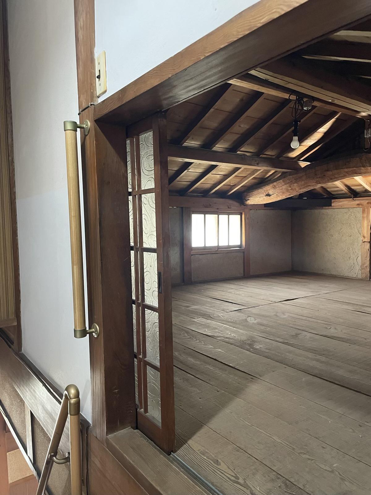姫路市大塩町の売買物件/２階の小屋裏、この天井、どうにかして見せたい。