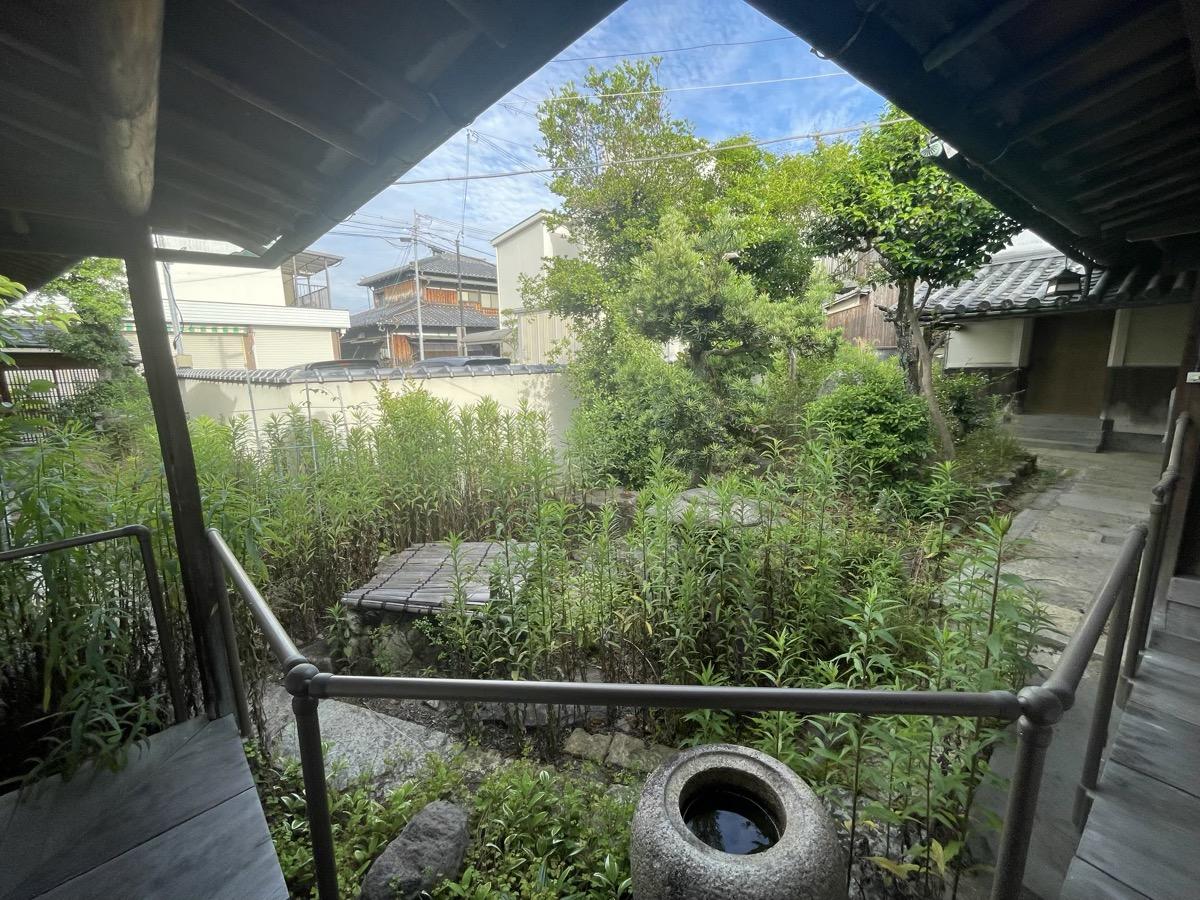 姫路市大塩町の売買物件/洋室の木製建具を出て庭を眺める