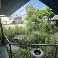 姫路市大塩町の売買物件/洋室の木製建具を出て庭を眺める