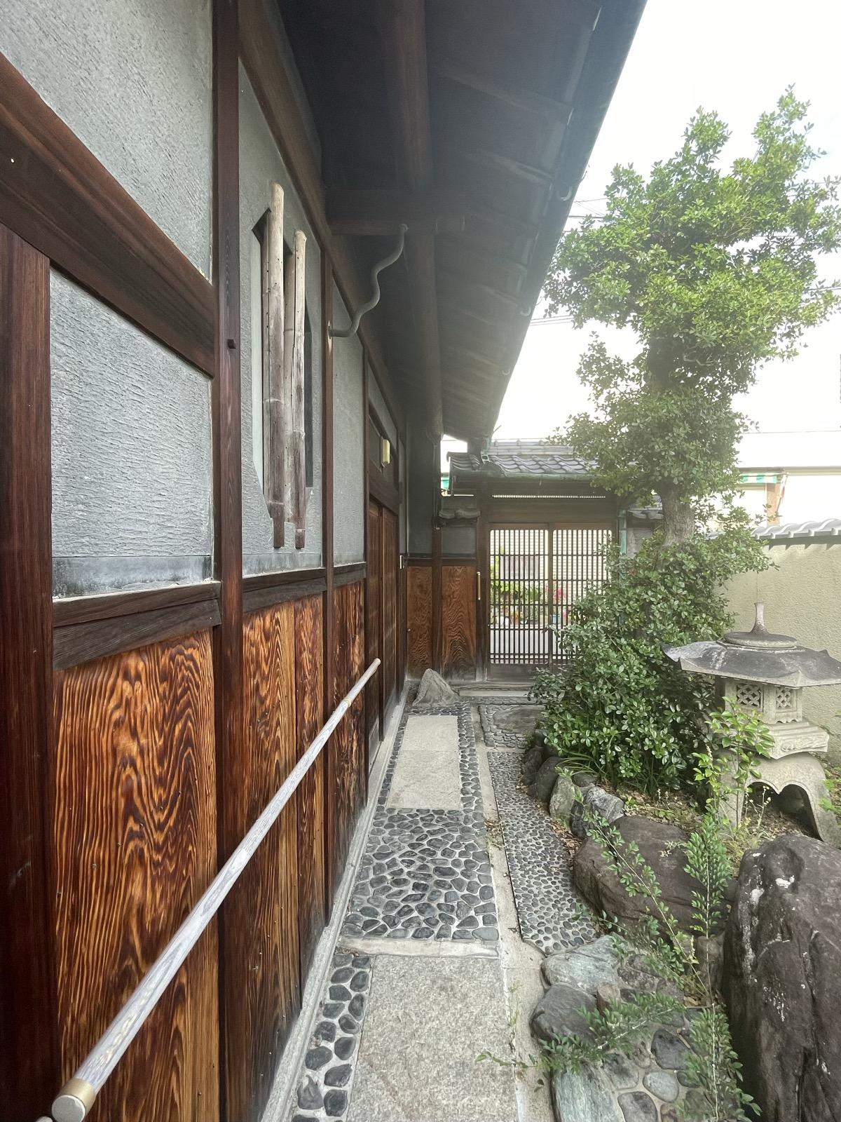 姫路市大塩町の売買物件/門の方を見る