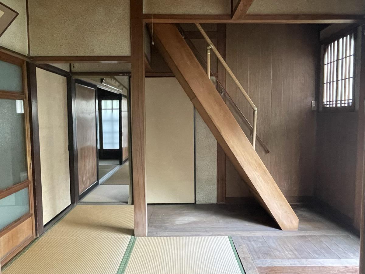 姫路市大塩町の売買物件/急勾配な階段と格子の窓のセット