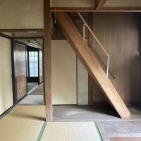 姫路市大塩町の売買物件/急勾配な階段と格子の窓のセット