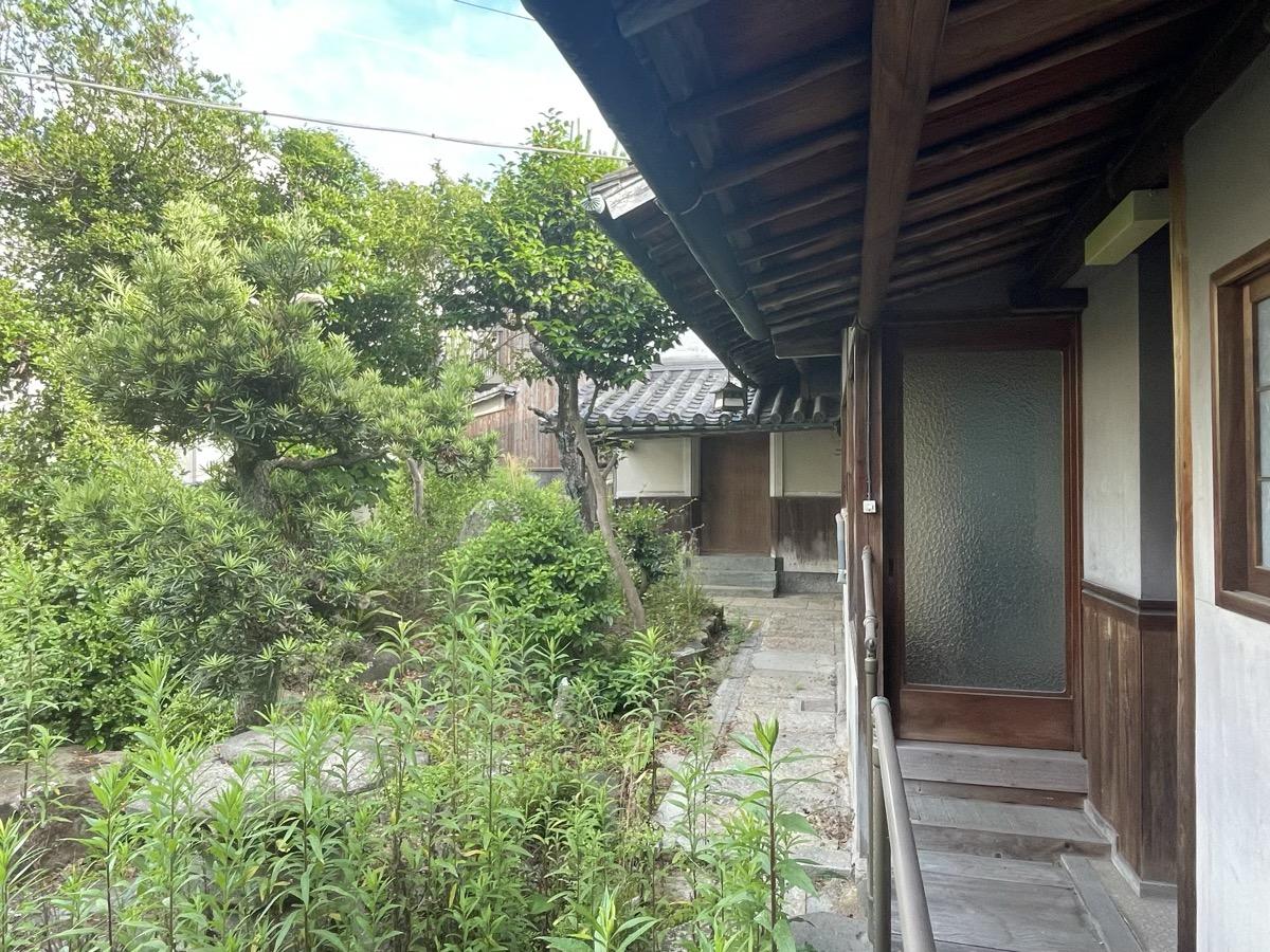 姫路市大塩町の売買物件/渡り廊下から蔵を見る