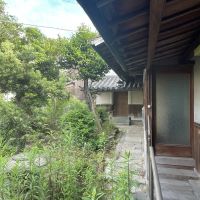 姫路市大塩町の売買物件/渡り廊下から蔵を見る