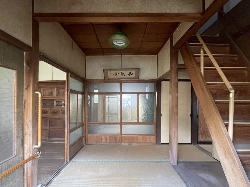 姫路市大塩町の売買物件/キッチン横玄関からも風格