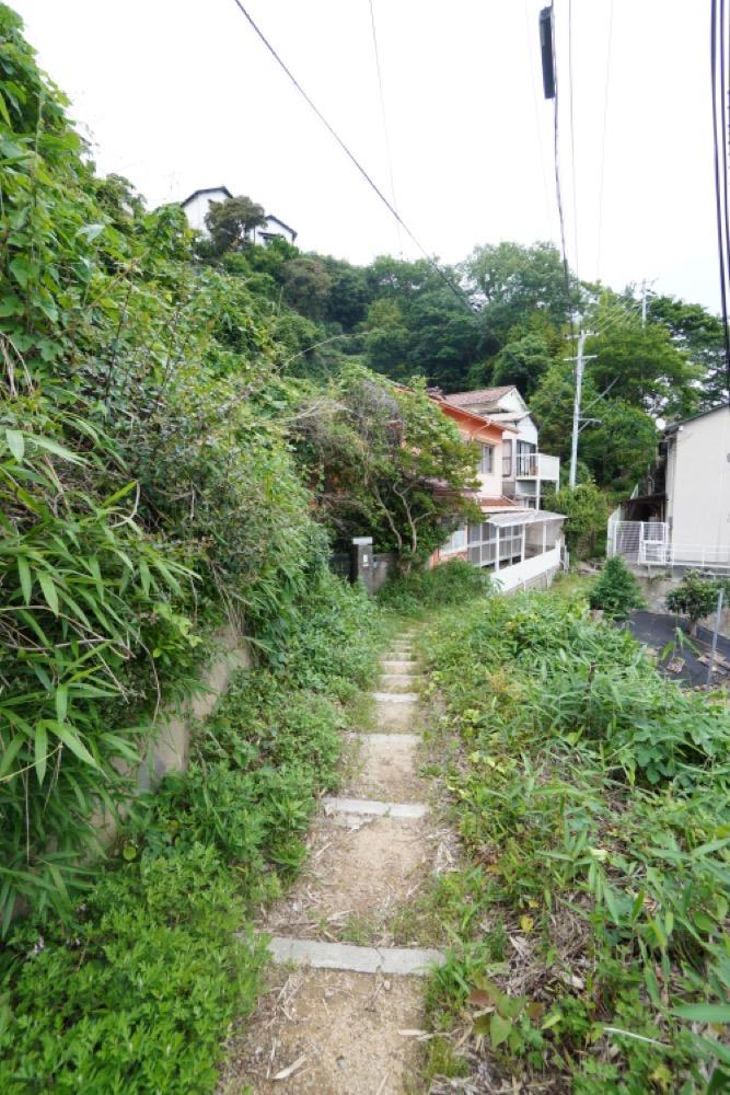 神戸市垂水区塩屋町の売買物件/物件は草木が生い茂るこの道の先に。
