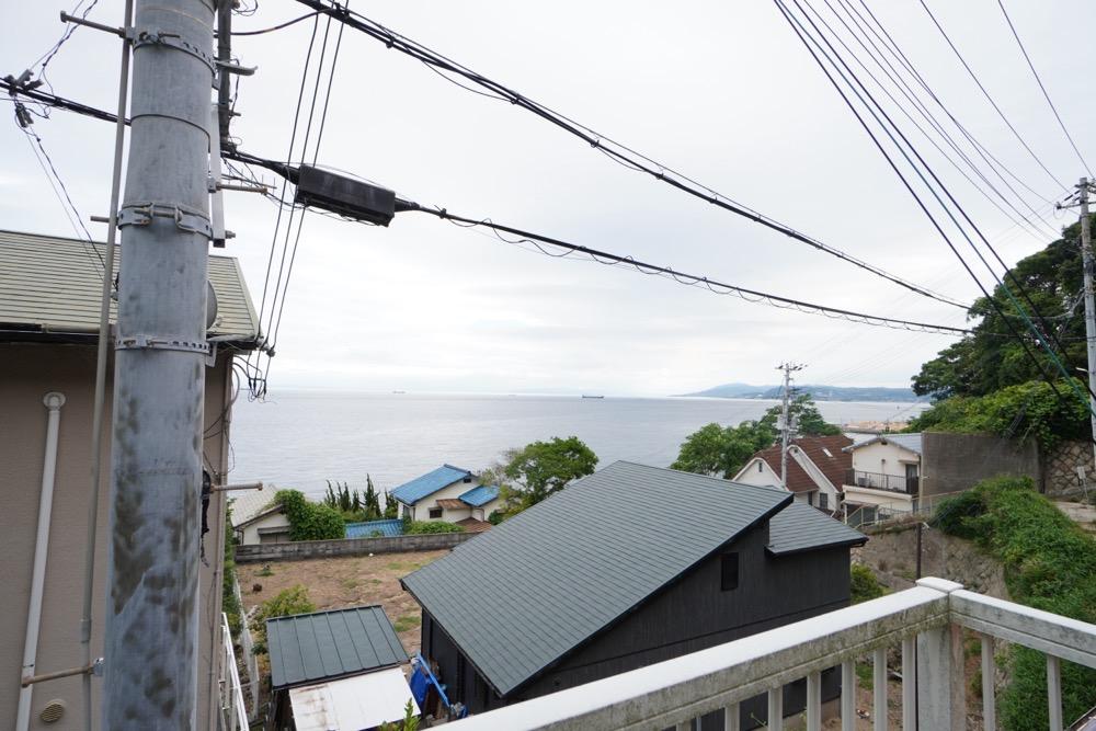 神戸市垂水区塩屋町の売買物件/バルコニーに出れば、この距離に海。