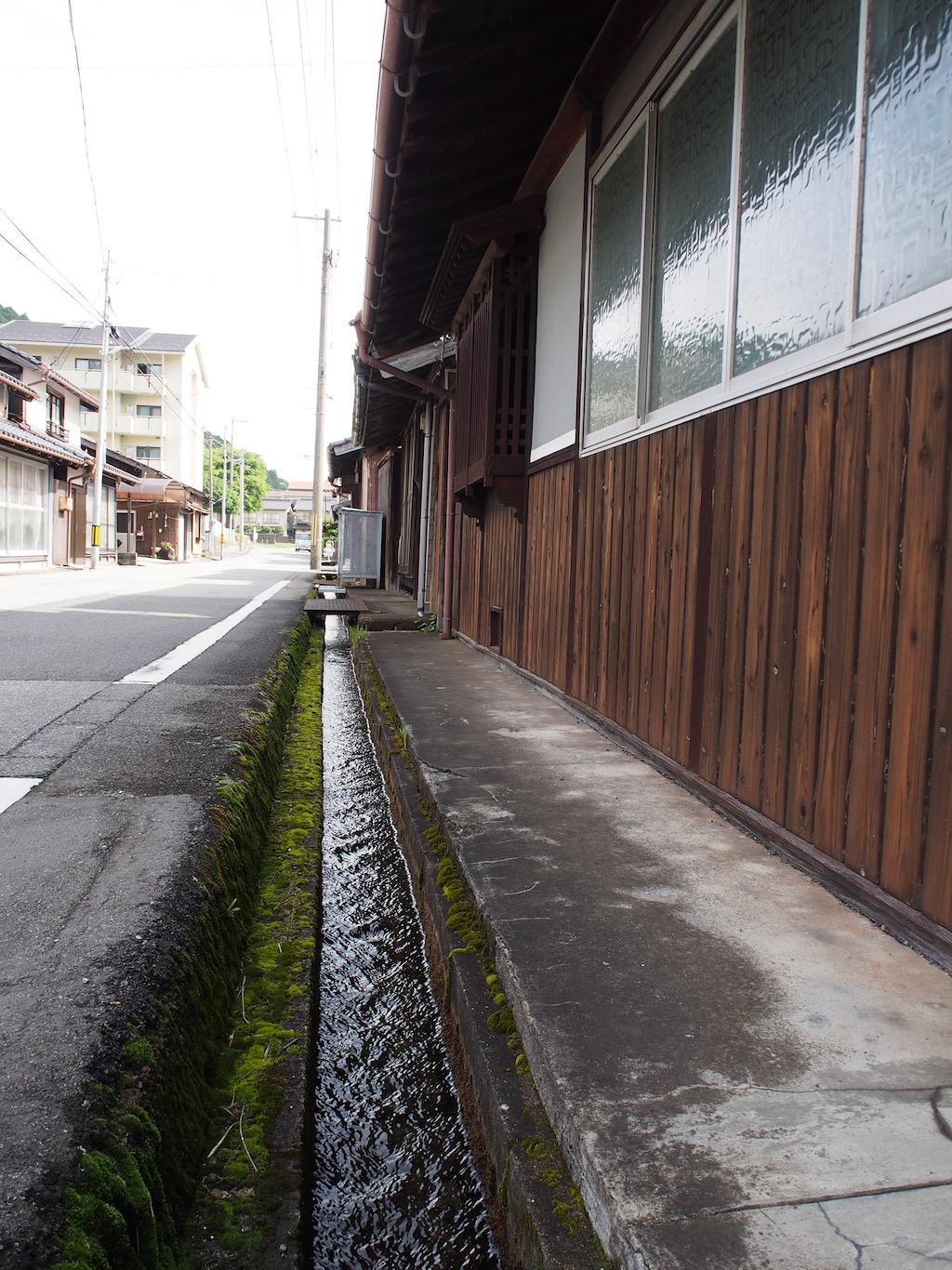 朝来市生野町口銀谷の売買物件/まちなかを巡らされているこの水路