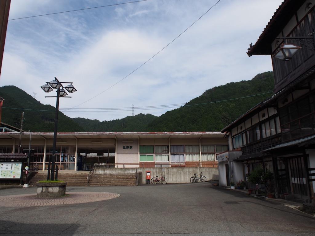 朝来市生野町口銀谷の売買物件/生野駅とロータリー周辺も良いのです(右は国の登録文化財の旧日下旅館)