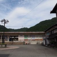 朝来市生野町口銀谷の売買物件/生野駅とロータリー周辺も良いのです(右は国の登録文化財の旧日下旅館)