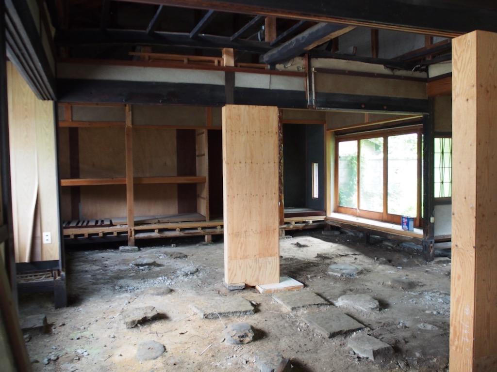 朝来市生野町口銀谷の売買物件/建物の表裏から光が入り明るい室内