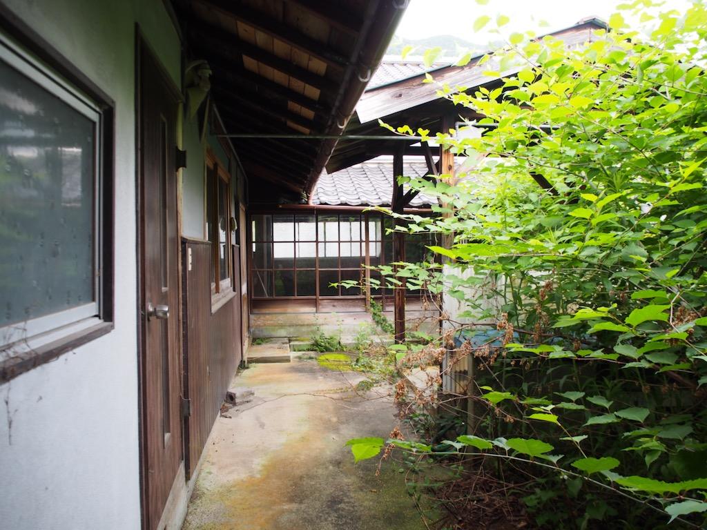 朝来市生野町口銀谷の売買物件/建物奥（中庭側）から見る