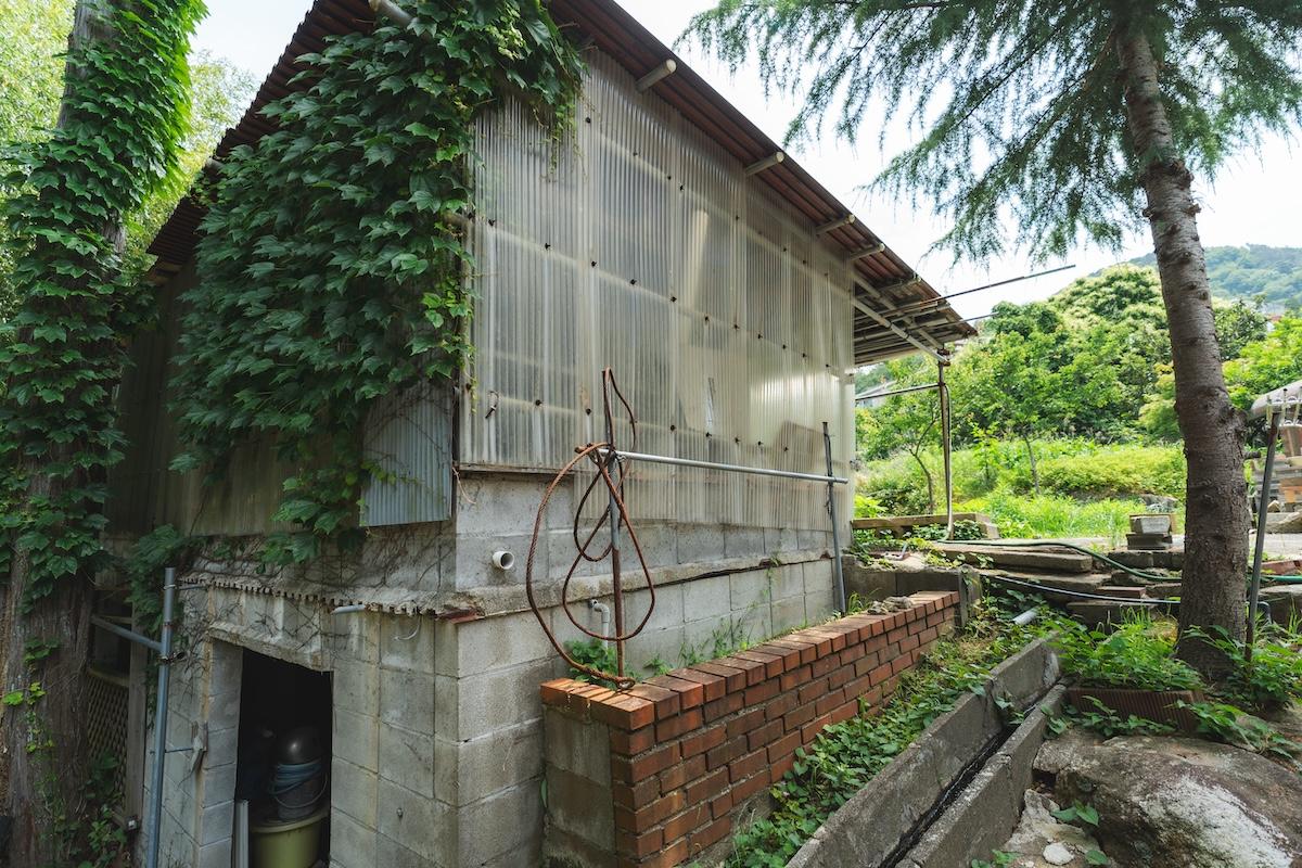 神戸市北区有野町唐櫃の売買物件/2階建ての農業用倉庫に蔦が這う