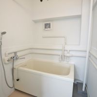 明石市松が丘の売買物件/シンプルな風呂。配管剥き出しが良い。