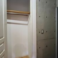 西宮市石刎町の賃貸物件/玄関にも収納。アウターはここにかけて、パッと出入りできる。(203)