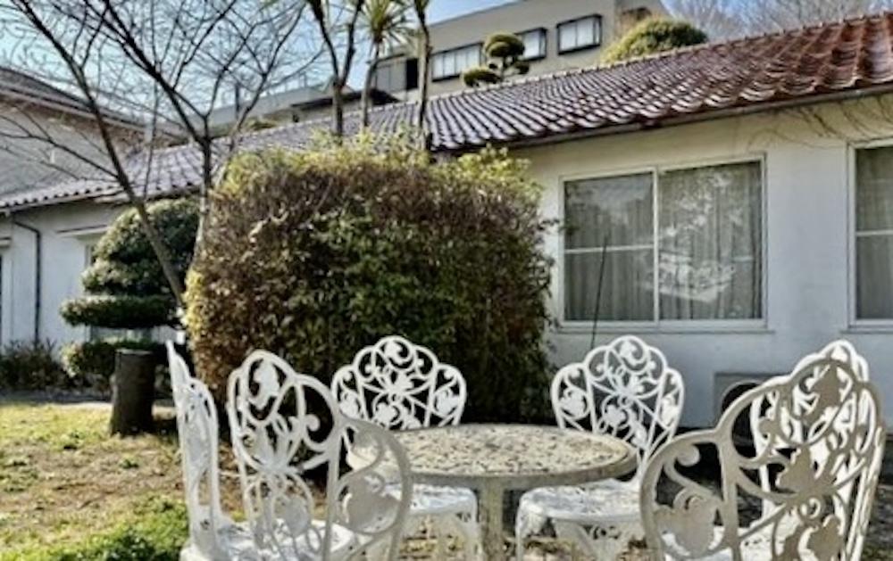 神戸市灘区篠原伯母野山町の売買物件/庭を眺めながら、テラスでひと休み。