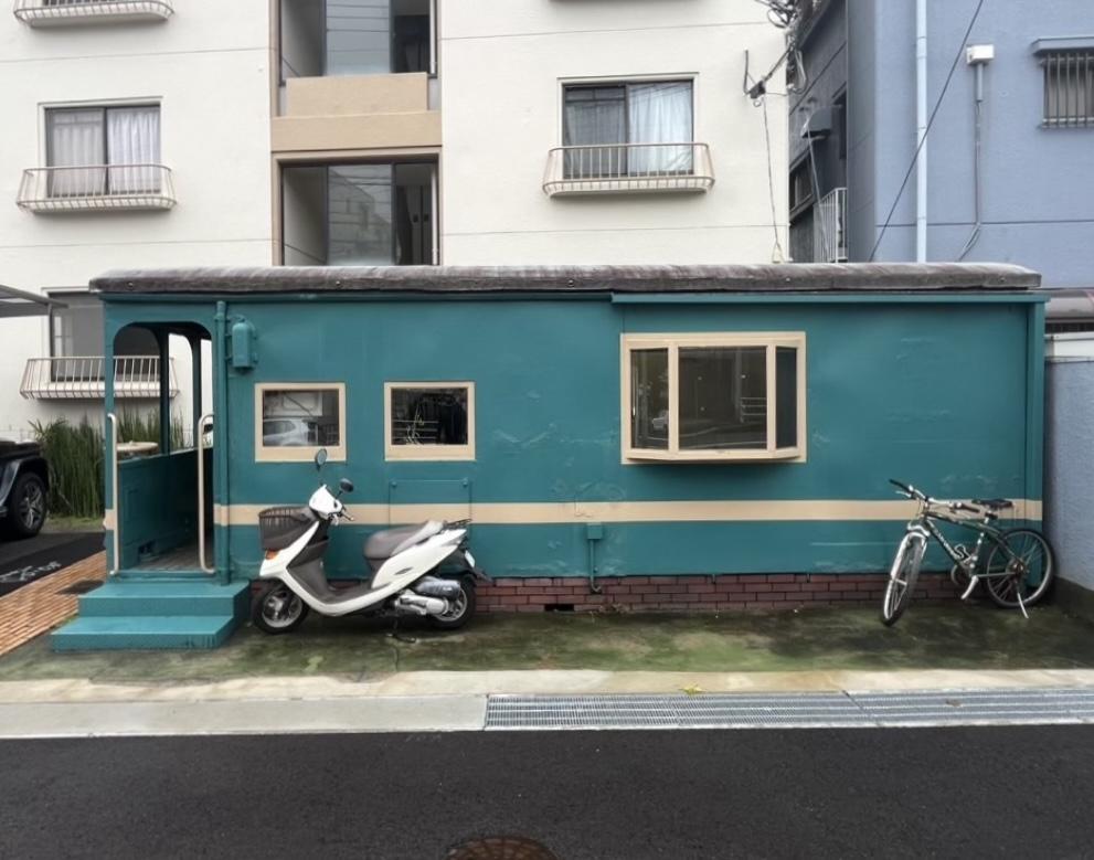 神戸市灘区山田町の賃貸物件/貨車の前には住人の方のバイクや自転車が置かれています。