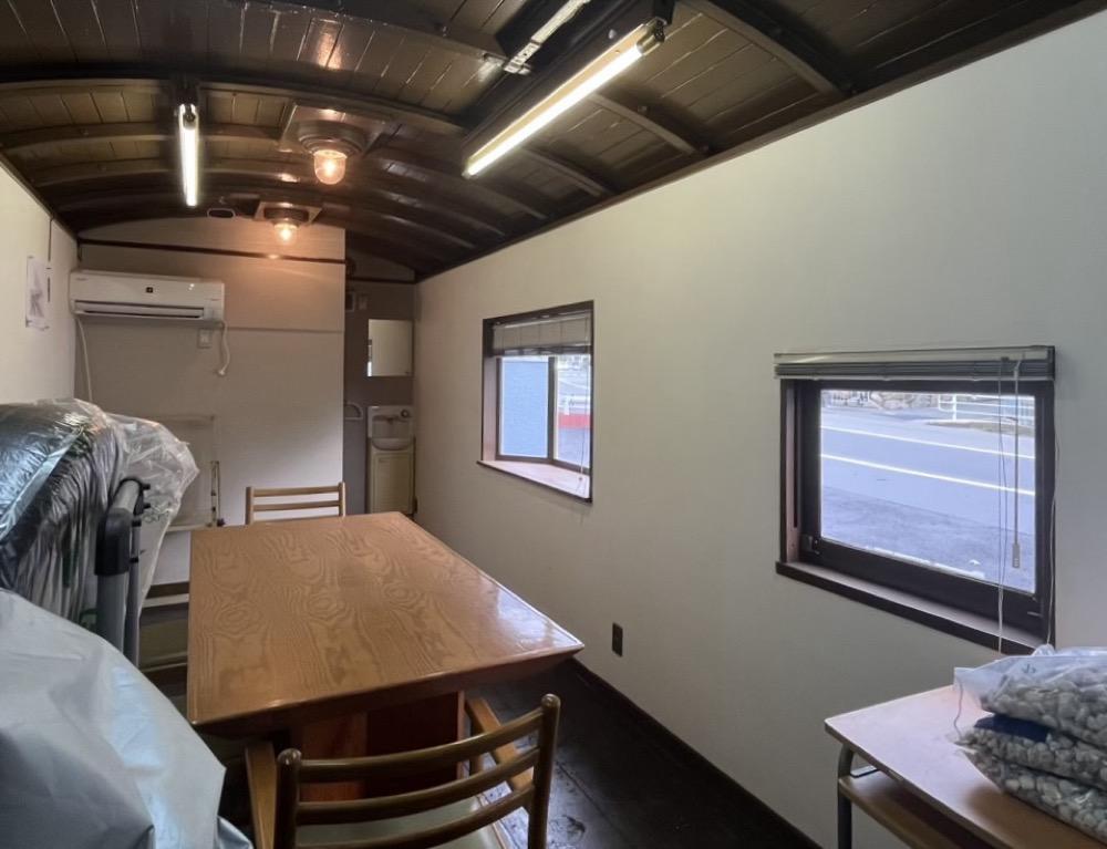 神戸市灘区山田町の賃貸物件/細長い車内に、大きなテーブルがすっぽり（写真のエアコンは撤去済みでありません）。