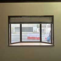 神戸市灘区山田町の賃貸物件/窓の外には山麓線。車の往来が見えます。