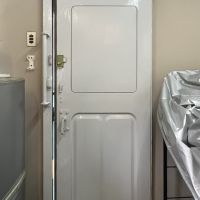 神戸市灘区山田町の賃貸物件/車両らしさの残る扉。