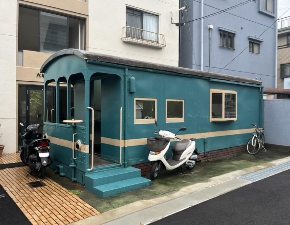 神戸市灘区山田町の賃貸物件/マンションの前に、どんと停まる一両の貨車。