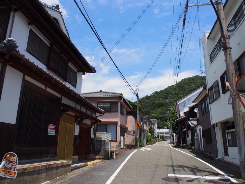 たつの市龍野町大手の売買物件/北側を眺めるとすぐ近くに山が