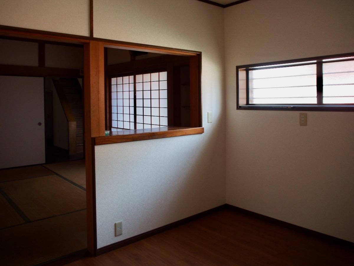 たつの市龍野町大手の売買物件/１階の洋室から奥の和室、階段を眺める