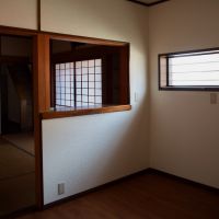 たつの市龍野町大手の売買物件/１階の洋室から奥の和室、階段を眺める