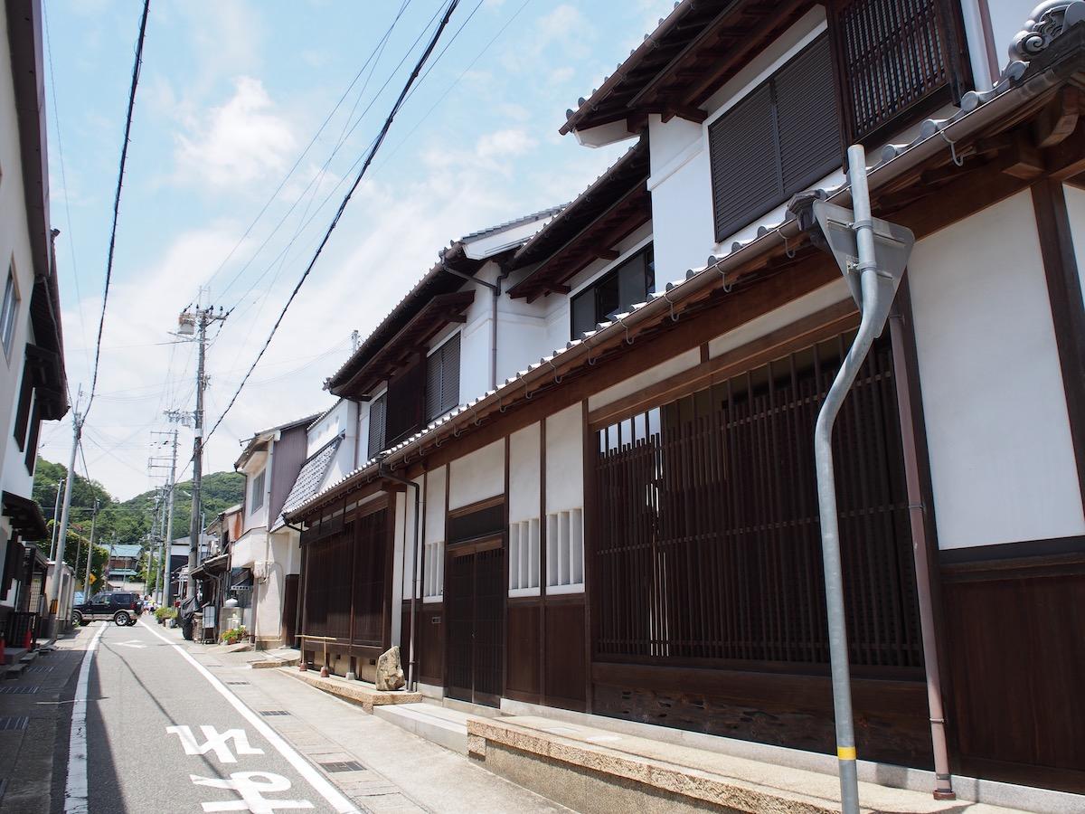 たつの市龍野町大手の売買物件/交差点から南側外観を見る