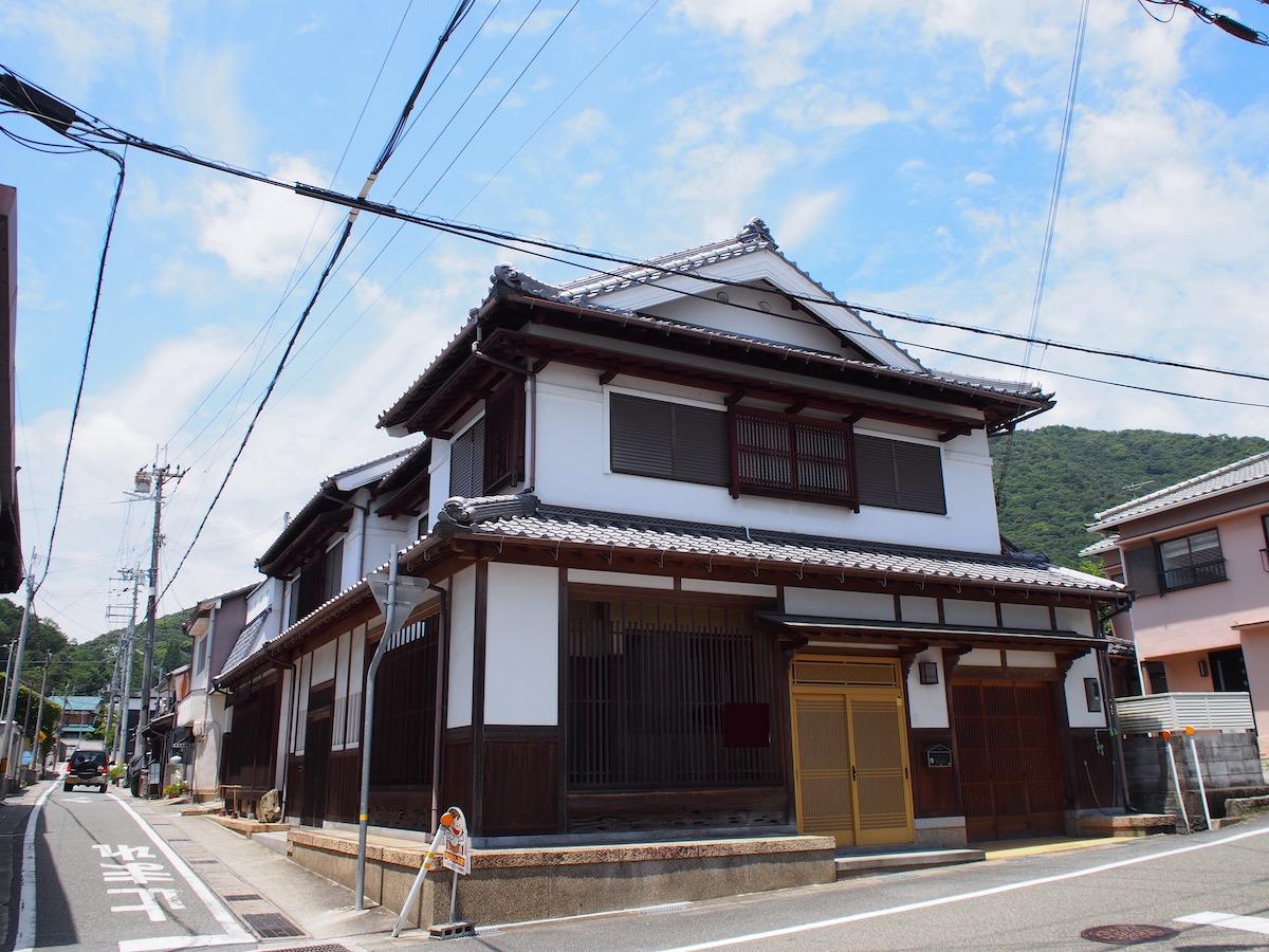 たつの市龍野町大手の売買物件/交差点から東側外観を見る