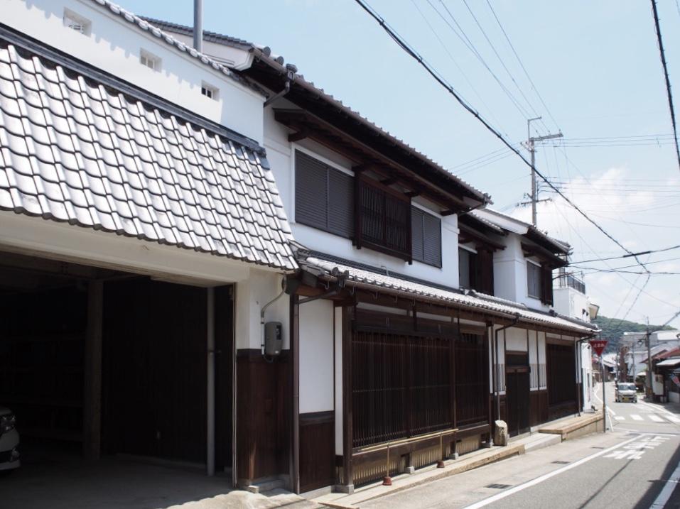 たつの市龍野町大手の売買物件/駐車場も抜かりなく、町屋の外観。何棟かありそうな外観ですが一棟です。